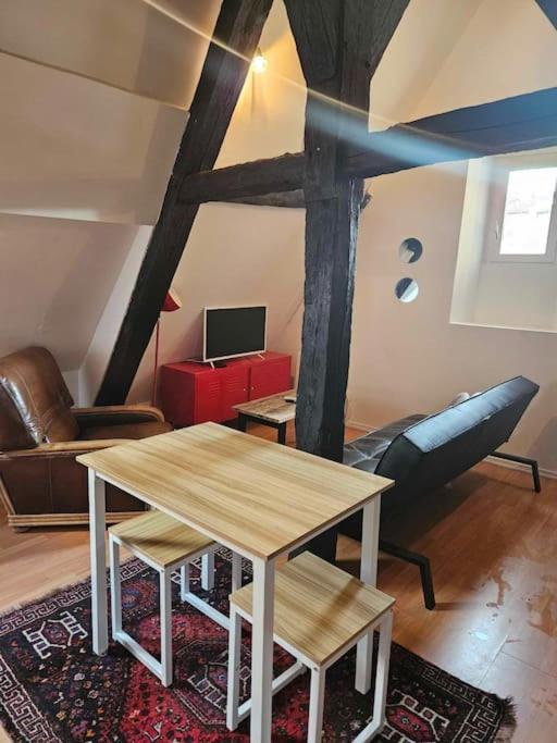 Le Petit Medieval Appartement Montluçon Buitenkant foto