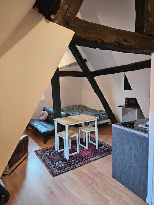 Le Petit Medieval Appartement Montluçon Buitenkant foto