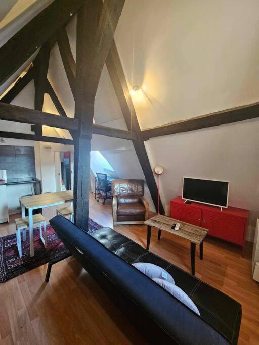 Le Petit Medieval Appartement Montluçon Buitenkant foto